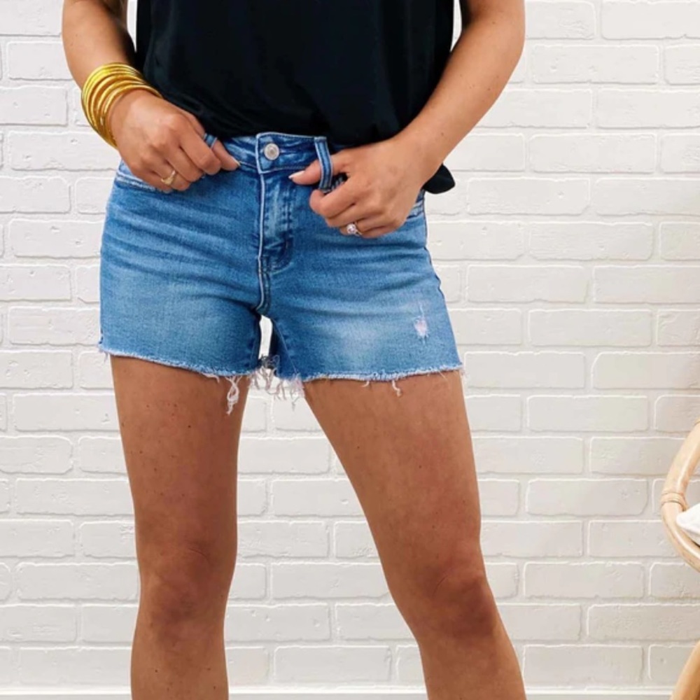 A5 - 266 Vervet Los Angles, size 4 mid rise distressed blue jean shorts